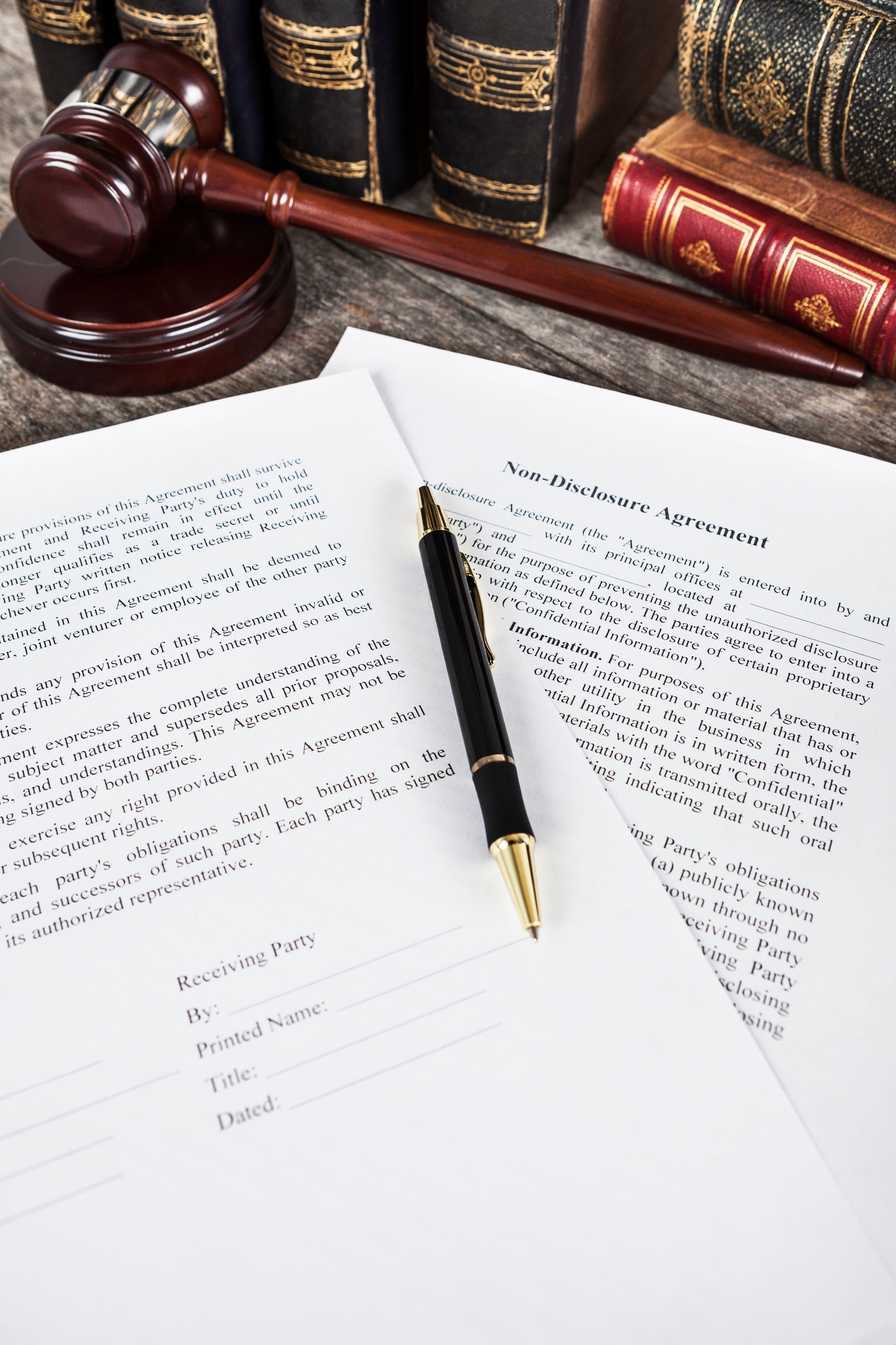 Acordo de confidencialidade com Pen, Law books e Gavel
